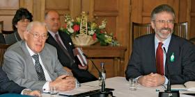 Ian Paisley na spotkaniu z liderem Sinn Fein Gerrym Adamsem, 2007 r.