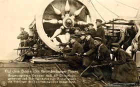 Wojska rządowe ulokowane na Bramie Brandenburskiej ostrzeliwują rewolucjonistów spartakusowców, styczeń 1919 r.