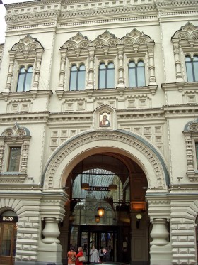 Takiego skupienia elitarnych sklepów nie znajdzie się w żadnej postkomunistycznej stolicy. Tu wejście do ekskluzywnej galerii handlowej GUM