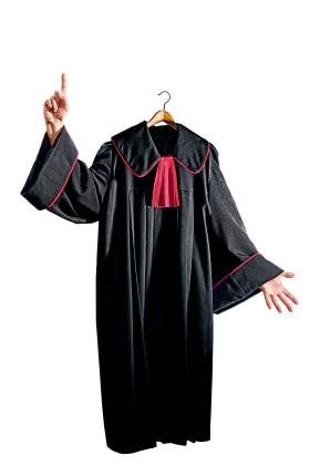 Sytuacja jest schizofreniczna, bo polityk rządzącej partii jest jednocześnie prokuratorem z kompetencjami śledczymi. A także posłem na Sejm.