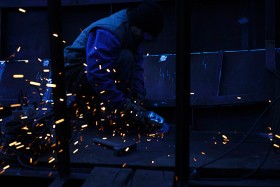 Szlifowanie miejsc łączenia elementów poszycia statku.