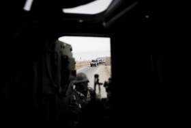 Kolumna wojsk koalicji w drodze.