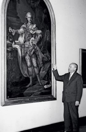 Prof. Stanisław Lorenz z uratowanym obrazem Marcello Bacciarellego podczas otwarcia wystawy „Ruiny Warszawy” w październiku 1945 r.