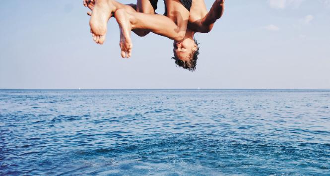 W ułamku sekundy, gdy leciał w dół, czas zwolnił. Woda zamknęła się nad nim, a potem – puffff – cisza. Głucha, absolutna, jakby świat wstrzymał oddech.