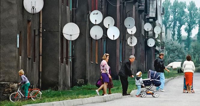Przydomowe anteny satelitarne tv, tzw. talerze, Będzin, wrzesień 1995 r.