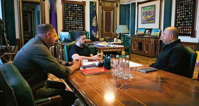 Prezydent Zełenski podczas spotkania z Andrijem Jermakiem (po lewej) i Rustemem Umierowem