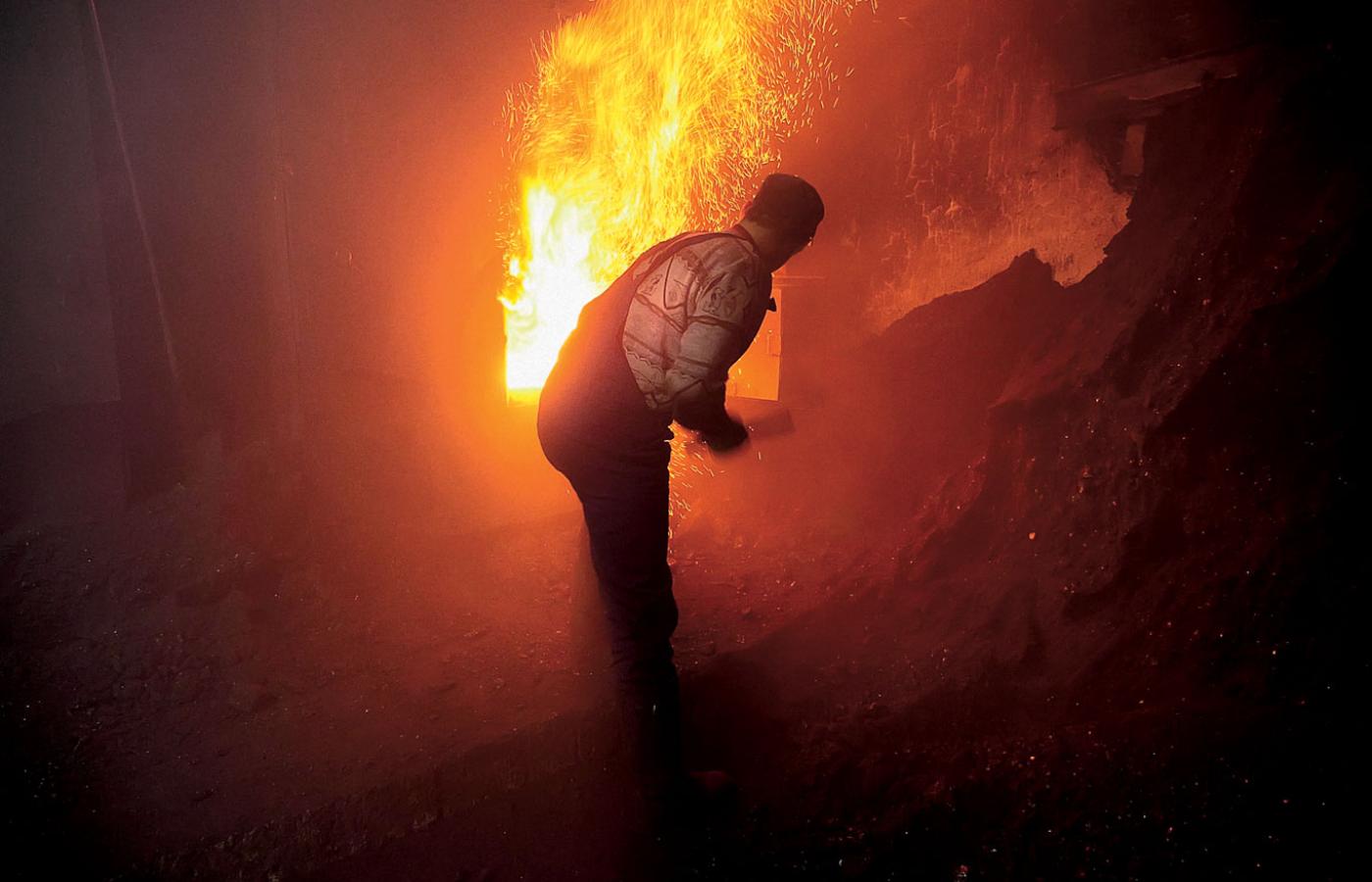 W potwornie ciężkich warunkach, ryzykując życie, górnicy wciąż kopią węgiel, z którym nie ma co zrobić.