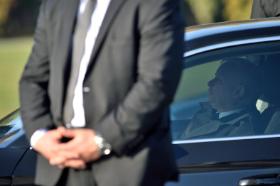 Kierowcy z samochodem utrzymywanym przez partię są do dyspozycji Jarosława Kaczyńskiego przez całą dobę przez okrągły tydzień.