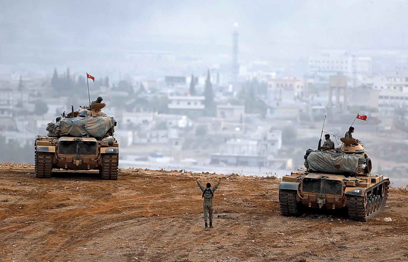 Tureckie czołgi w okolicy miasta Suruc w południowo-wschodniej Turcji, 11 października 2014 r.