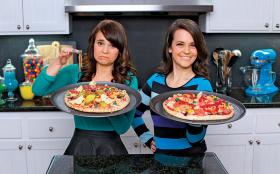 Pizza challenge: Rosanna i Molly Pansino przygotowują dwie pizze z wylosowanych ośmiu składników.