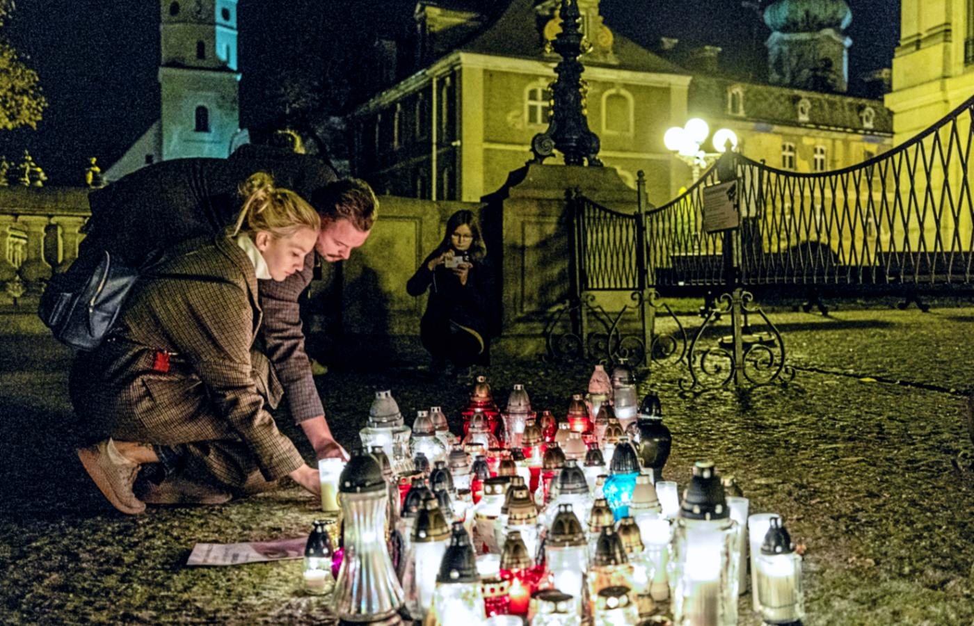 Mała spontaniczna manifestacja po śmierci Izabeli. Pszczyna, 1 listopada 2021 r.