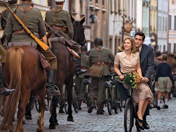 „Świat w ogniu: Początki (World on Fire)”, scen. Peter Bowker