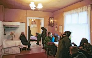 W mniejszych miejscowościach rodziny częściej same przygotowują zmarłych, wybierając dla nich odzież pogrzebową zaplanowaną jeszcze za życia. W miastach dominują pośpiech i niepewność.