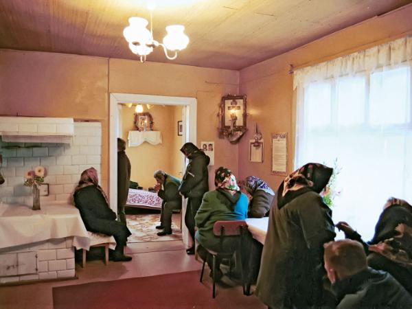 W mniejszych miejscowościach rodziny częściej same przygotowują zmarłych, wybierając dla nich odzież pogrzebową zaplanowaną jeszcze za życia. W miastach dominują pośpiech i niepewność.