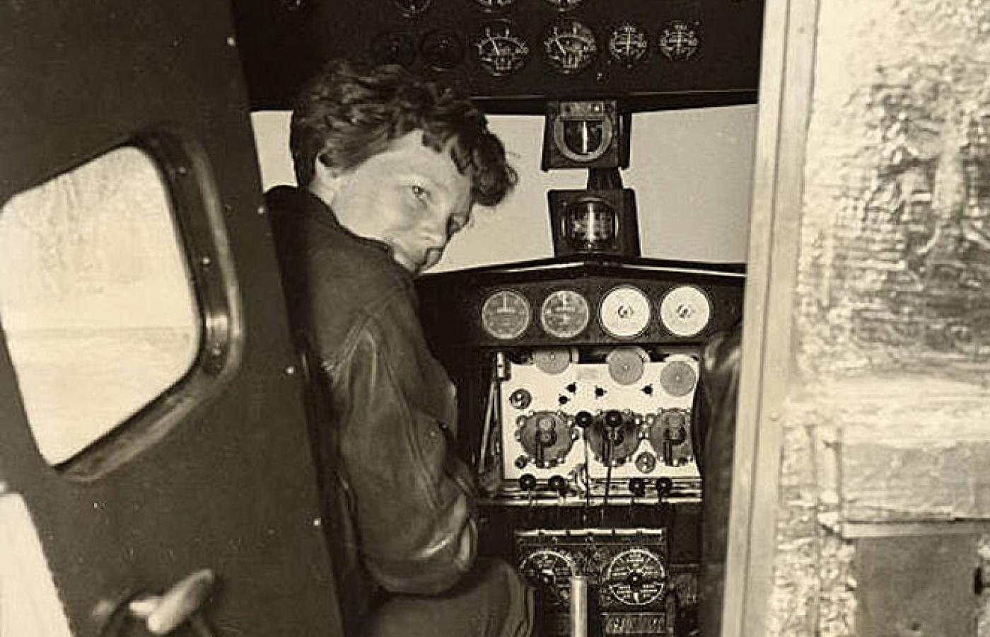 Amelia Earhart w kabinie Electry