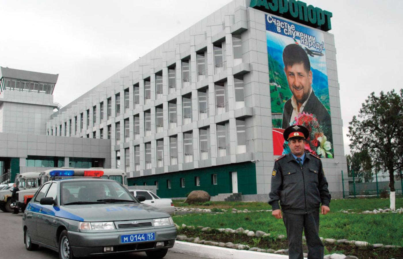 Lotnisko w Groznym wita portretem prezydenta Ramzana Kadyrowa.