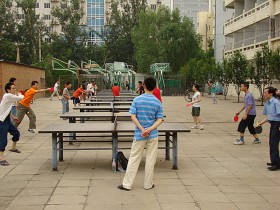 Kto jeszcze pamięta dyplomację ping-pongową? Scenka ze starego Uniwersytetu Pekińskiego