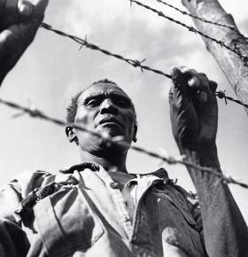 Więzień obozu, w którym Brytyjczycy przetrzymywali zwolenników ruchu Mau Mau.