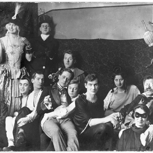 Bal kostiumowy w Instytucie Seksuologicznym w Berlinie, data i autorstwo nieznane. Magnus Hirschfeld (w okularach) trzyma za ręce swego partnera Karla Giese (w środku).