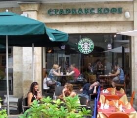 Pierwsza kawiarnia Starbucks w Moskwie została otwarta w 2007 r., w Warszawie dopiero dwa lata później.