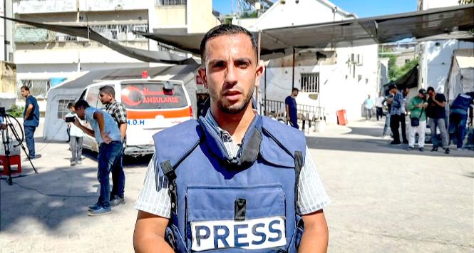 Anas al–Sharif, jeden z najbardziej rozpoznawalnych dziennikarzy Al-Dżaziry zajmujących się konfliktem izraelsko–palestyńskim. Zginął w Gazie 10 sierpnia wraz z pięcioma innymi reporterami.