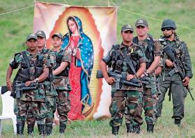 Biedacy są częściej mięsem armatnim w tutejszej wojnie o ziemię, zasoby naturalne, majątki z handlu kokainą i przywileje, z których i tak nie będą korzystać.