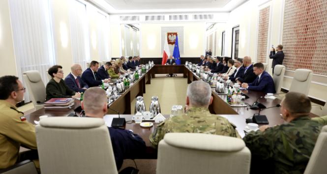 Nadzwyczajne posiedzenie rządu w związku z naruszeniem polskiej przestrzeni powietrznej przez rosyjskie drony. 10 września 2025 r.