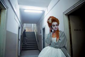 Kadr z serialu „Artyści” Pawła Demirskiego i Moniki Strzępki, rozgrywającego się w nieistniejącym Teatrze Popularnym