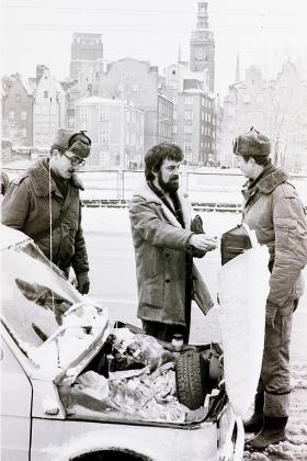 …na długo zajęła się zwykłym odśnieżaniem, staniem w kolejkach, „załatwianiem” najprostszych rzeczy i niepoddawaniem się marazmowi. Wiosna przyszła dopiero w 1989 r. Kontrola samochodów przez wojsko, Gdańsk, styczeń 1982 r.