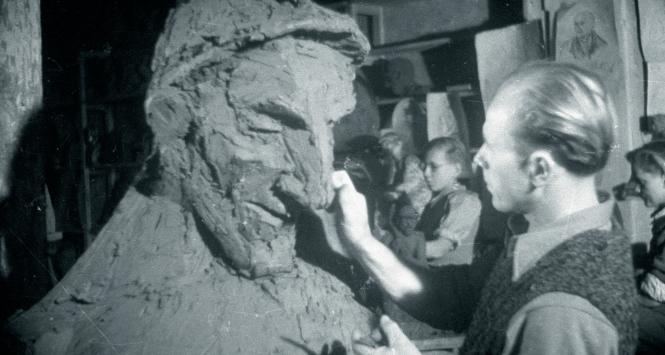 Szkoła rzeźby w węglu, przygotowywanie glinianego modelu głowy przodownika pracy Wincentego Pstrowskiego. Rydułtowy, 1948 r.