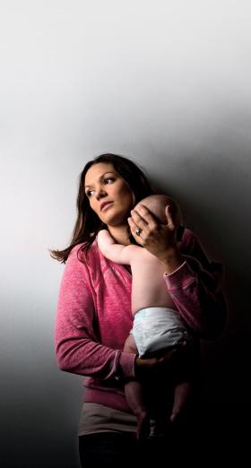 Dla matek – którym jakimś cudem udało się tuż przed porodem zdobyć etat, bo pracodawca okazał się człowiekiem – państwo jest bezlitosne.