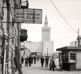 Plac Grzybowski przez wiele lat nosił ślady walk w powstaniu warszawskim. Na zdjęciu widok od strony ulicy Próżnej w kierunku Pałacu Kultury i Nauki, 1961 rok.