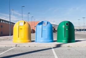 W Polsce śmieci śmierdzą podwójnie, bo system segregacji odpadów spina się, ale tylko na papierze.