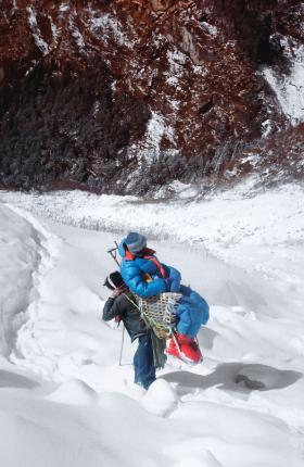 Andrzej Czok z odmrożeniami, znoszony przez Szerpę po zdobyciu Dhaulagiri, styczeń 1985 r.