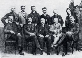 Grupa sędziów skazanych za próby wprowadzenia języka polskiego do urzędów, Płock, fotografia niedatowana.