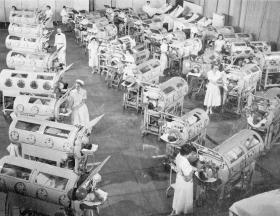 Żelazne płuca stosowane w leczeniu polio, lata 50. XX w., USA.