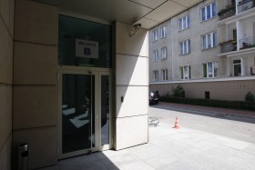 ...ale wygodę zapewnia parter, a swobodę niezależne wejście.