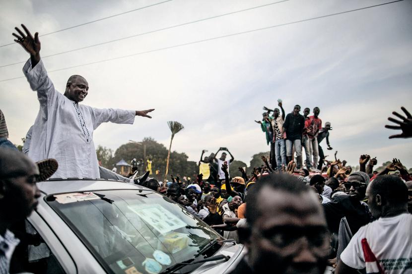 W 2016 r. opozycjonista Adama Barrow pokonał w wyborach prezydenckich autokratę Yahyę Jammeha. Zanim tego dokonał, przydały się benzyna i zapalniczka...