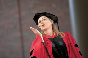 Meryl Streep odbiera tytuł honorowy Uniwersytetu Harvarda.