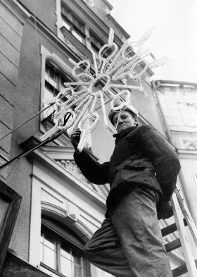 Gdańskie przygotowania do świąt – „Gwiazdki i Sylwestra” w 1963 r. Neon o kształcie neutralnym światopoglądowo.