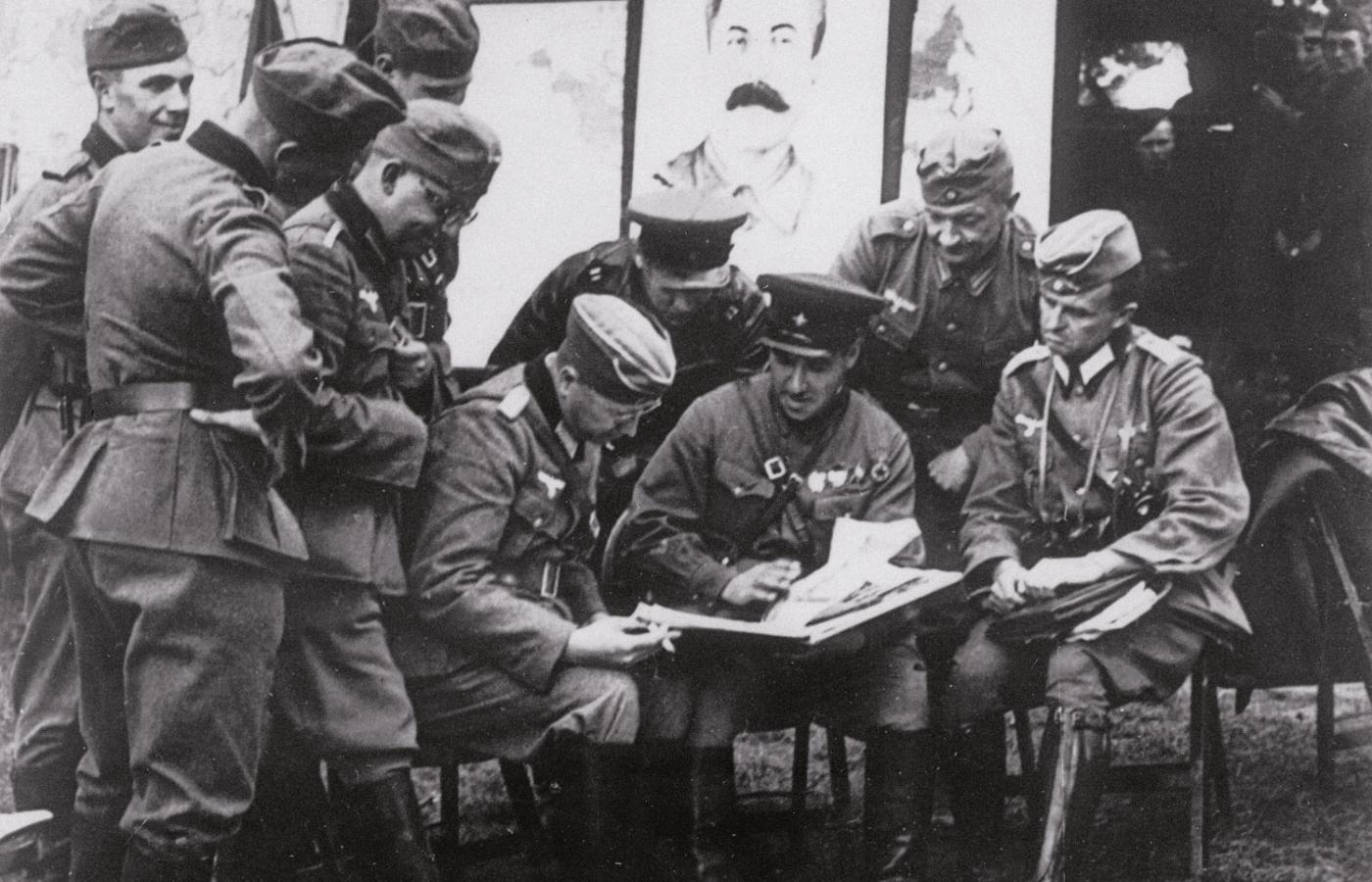 Towarzysze broni po zajęciu Polski. Niemieccy oficerowie podejmowani w sowieckim pułku pancernym przez gen. Siemiona Kriwoszeina, gdzieś na wschód od Brześcia Litewskiego, 20 września 1939 r.