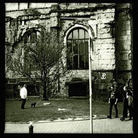 Przed starą siedzibą Banku Polskiego przy Bielańskiej.