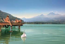 Poznawanie Karyntii w tempie slowOd jakiegoś czasu szczególnym powodzeniem cieszą się na południu Austrii tak zwane slow trails. To dobry pomysł dla kogoś, kto na urlopie chciałby się trochę poruszać, ale bardziej kontemplacyjnie niż sportowo. Krótkie odcinki na umiarkowanych wysokościach brzegami jezior wydają się idealną propozycją. Piesze wyprawy są zresztą możliwe w Karyntii na różnych wysokościach. Np. klasyczna już, 750-kilometrowa trasa Alpe-Adria-Trail prowadzi od szczytu najwyższej góry Austrii – Großglocknera (3798 m n.p.m.) – przez fragment Parku Narodowego Wysokie Taury, łagodne stoki biosferycznego parku Nockberge, wzdłuż jezior, przez pasmo górskie Karawanki i Słowenię, aż do włoskiego wybrzeża Adriatyku.