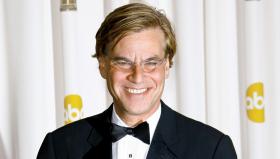 Aaron Sorkin - amerykański dramatopisarz, aktor, jeden z najbardziej utalentowanych współczesnych producentów i scenarzystów filmowych i telewizyjnych.