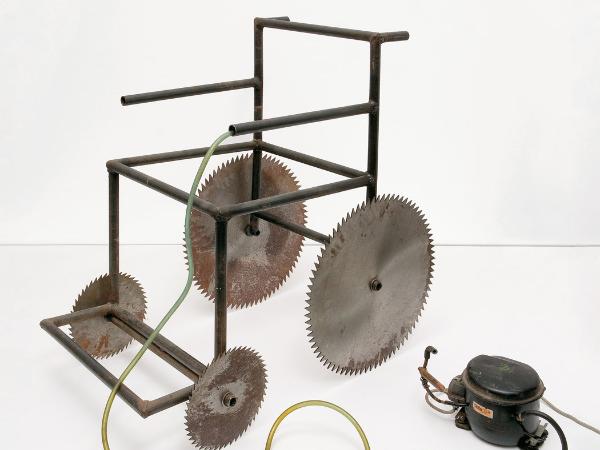 Grzegorz Sztwiertnia, „Pneumatyczny wózek inwalidzki”, 1994 r.