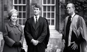 Z rodzicami w Jesus College w Cambridge, 1984 r.