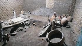 Odkryte w Civita Giuliana niedaleko Pompejów pomieszczenie dla niewolników, połączenie sypialni z magazynem, o czym świadczą ułożone w rogu amfory.