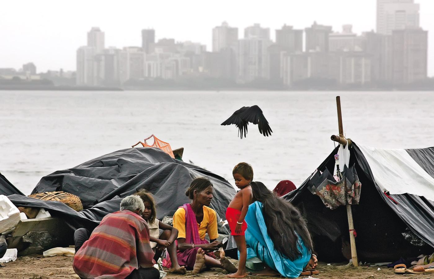 69 proc. Hindusów żyje za mniej niż 2 dol. dziennie. Na zdjęciu slumsy na przedmieściach Mumbaju.