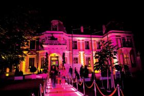 Podczas bankietu dwa naczelne tematy rozmów to dzielenie się wrażeniami z poprzednich imprez oraz plotkowanie o innych uczestnikach przyjęcia.