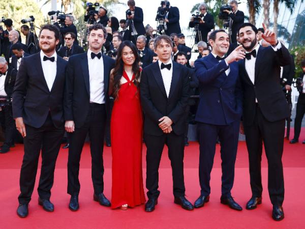 Sean Baker i twórcy filmu „Anora” na czerwonym dywanie w Cannes, 25 maja 2024 r.